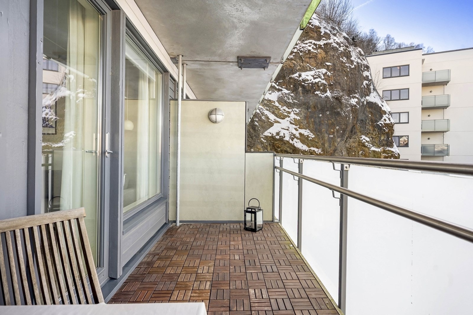 Balkongen er en fin forlengelse av stuen og har gulv dekket med treheller. Galleribilde