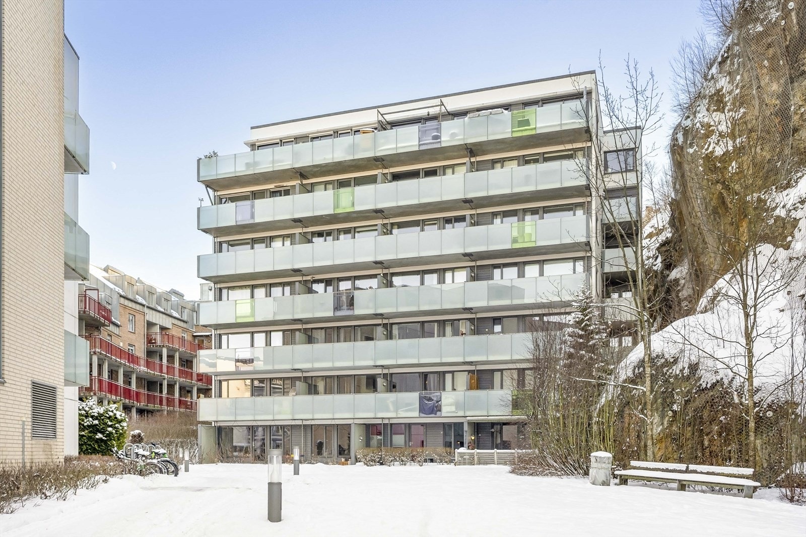 Bygningen er fra 2007 og har en moderne fasade i pusset og malt betong. Galleribilde