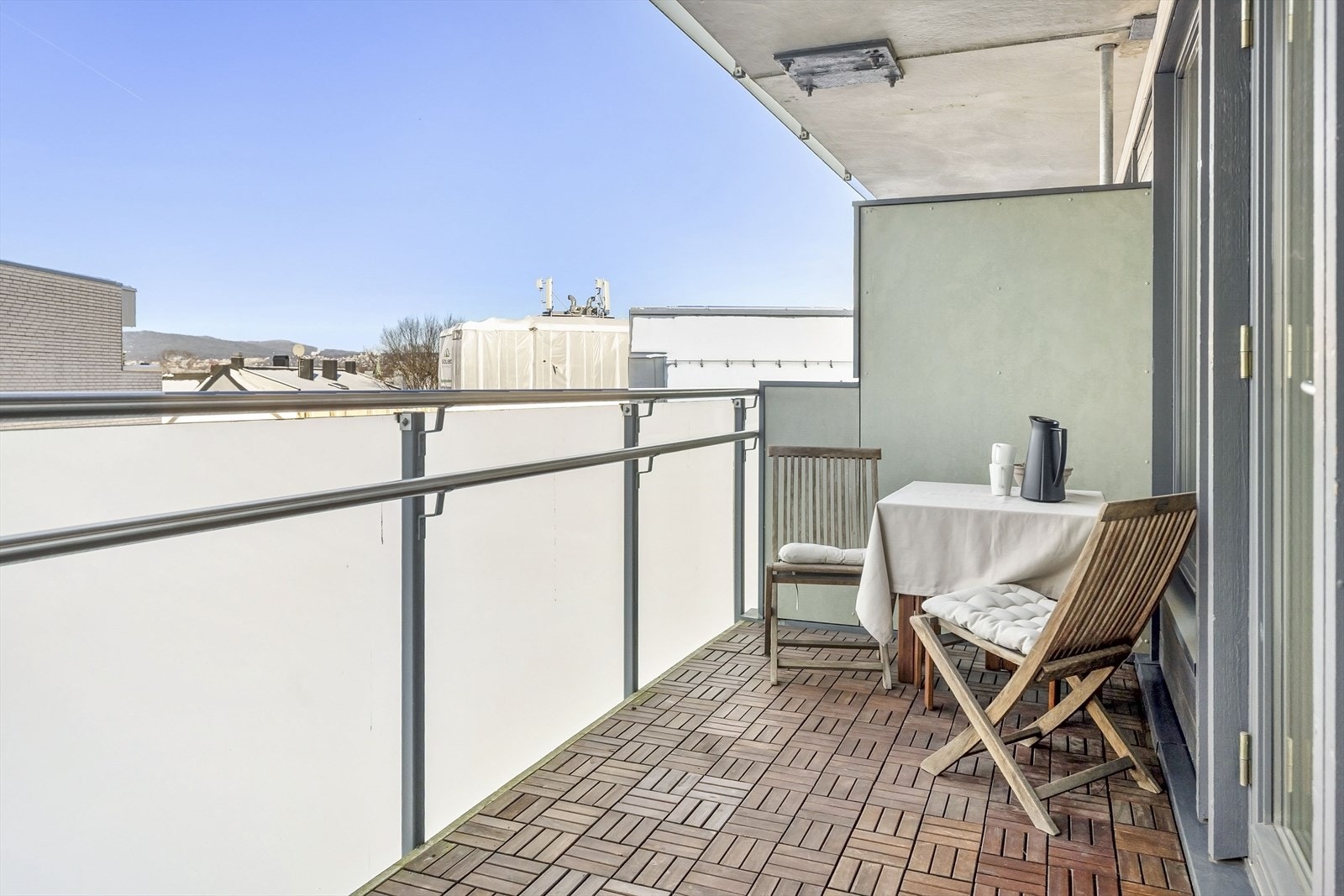 Dette er en lys og luftig 2-roms med en stor vestvendt balkong. Galleribilde