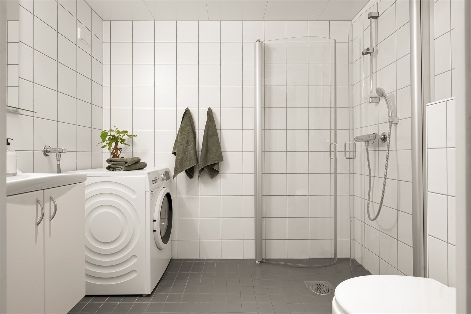 Lyst, flislagt baderom fra byggeår. Galleribilde