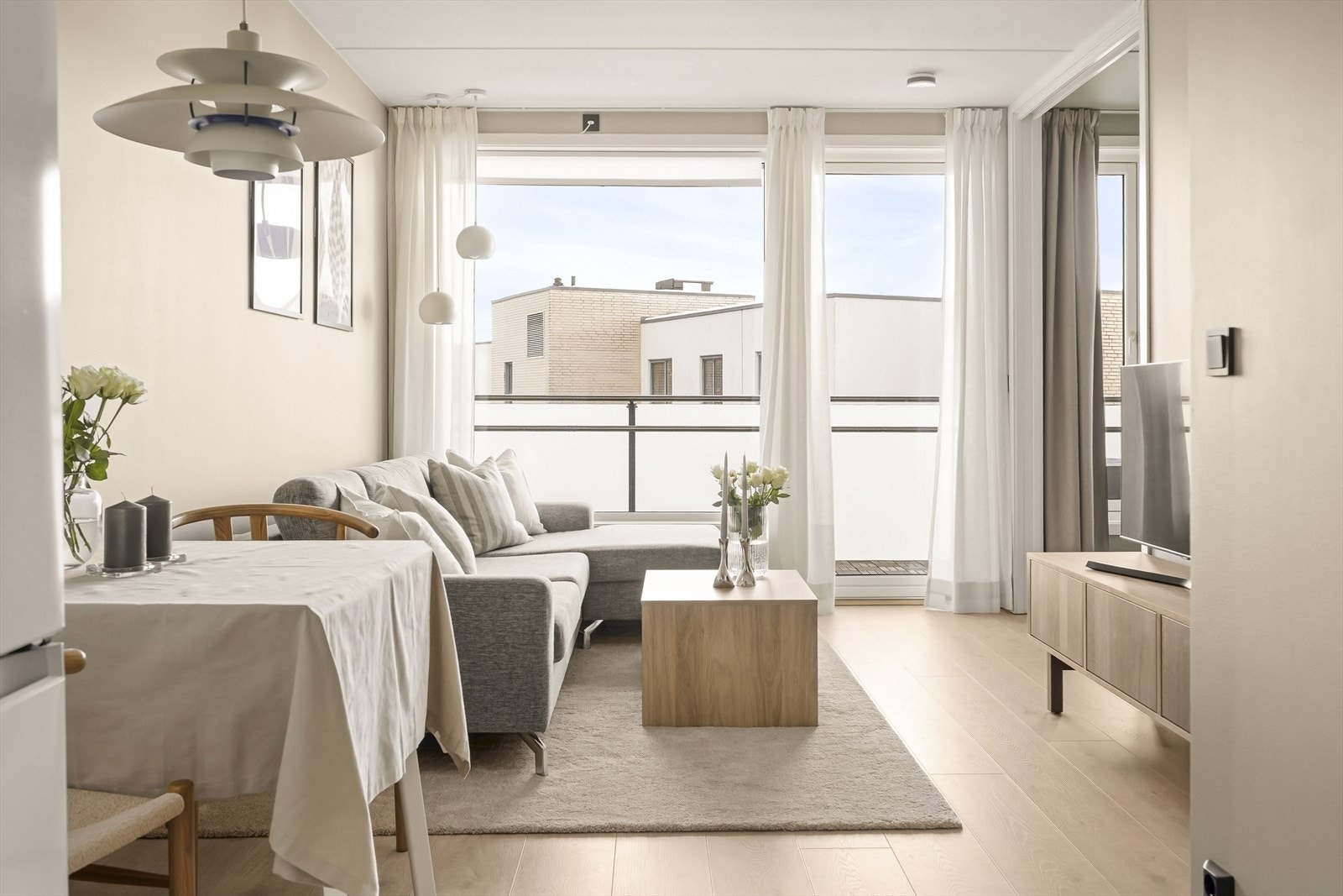 Oliver Pettersen i EiendomsMegler1 ønsker velkommen til Ekebergveien 5A! Foto: Studio Juliane Galleribilde