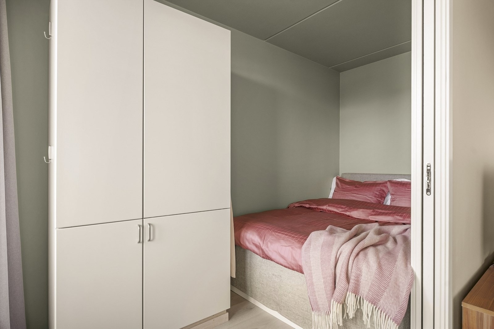Soverommet har plass til både seng og garderobeløsning. Galleribilde
