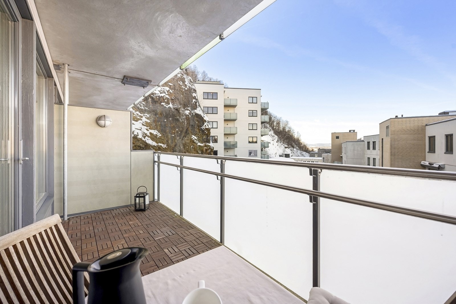 Den vestvendte balkongen på 8.55 m² har god plass til en hyggelig sittegruppe. Galleribilde