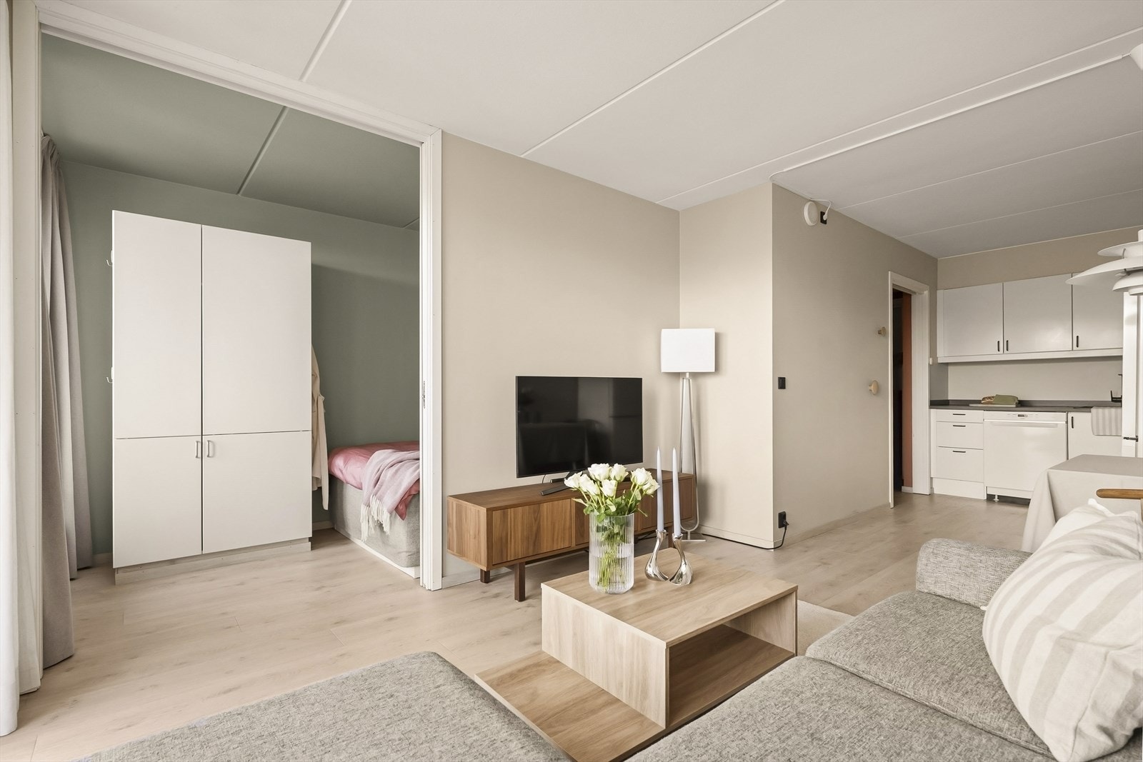 Soverommet ligger praktisk til i tilknytning til stuen, adskilt med en skyvedør. Galleribilde