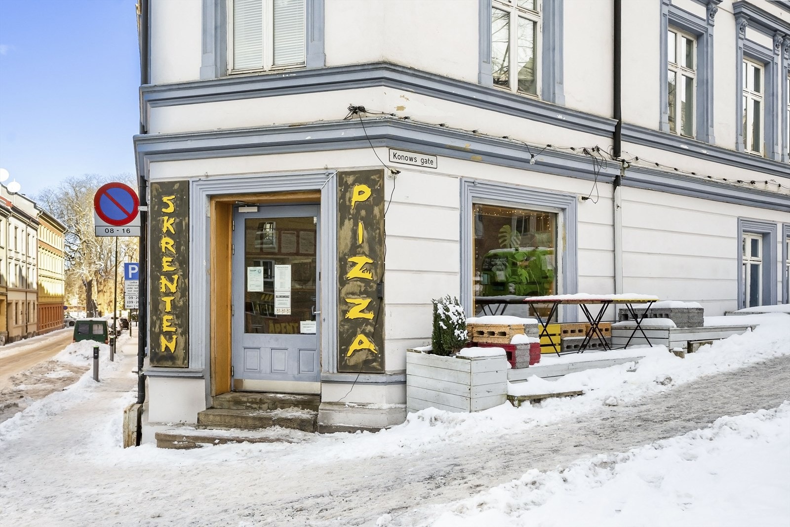 Flere servicetilbud i umiddelbar nærhet, inkludert restauranter og butikker. Galleribilde