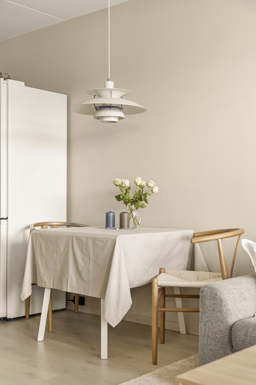 Det er en naturlig plassering for et spisebord i overgangen mellom kjøkken og stue. Galleribilde