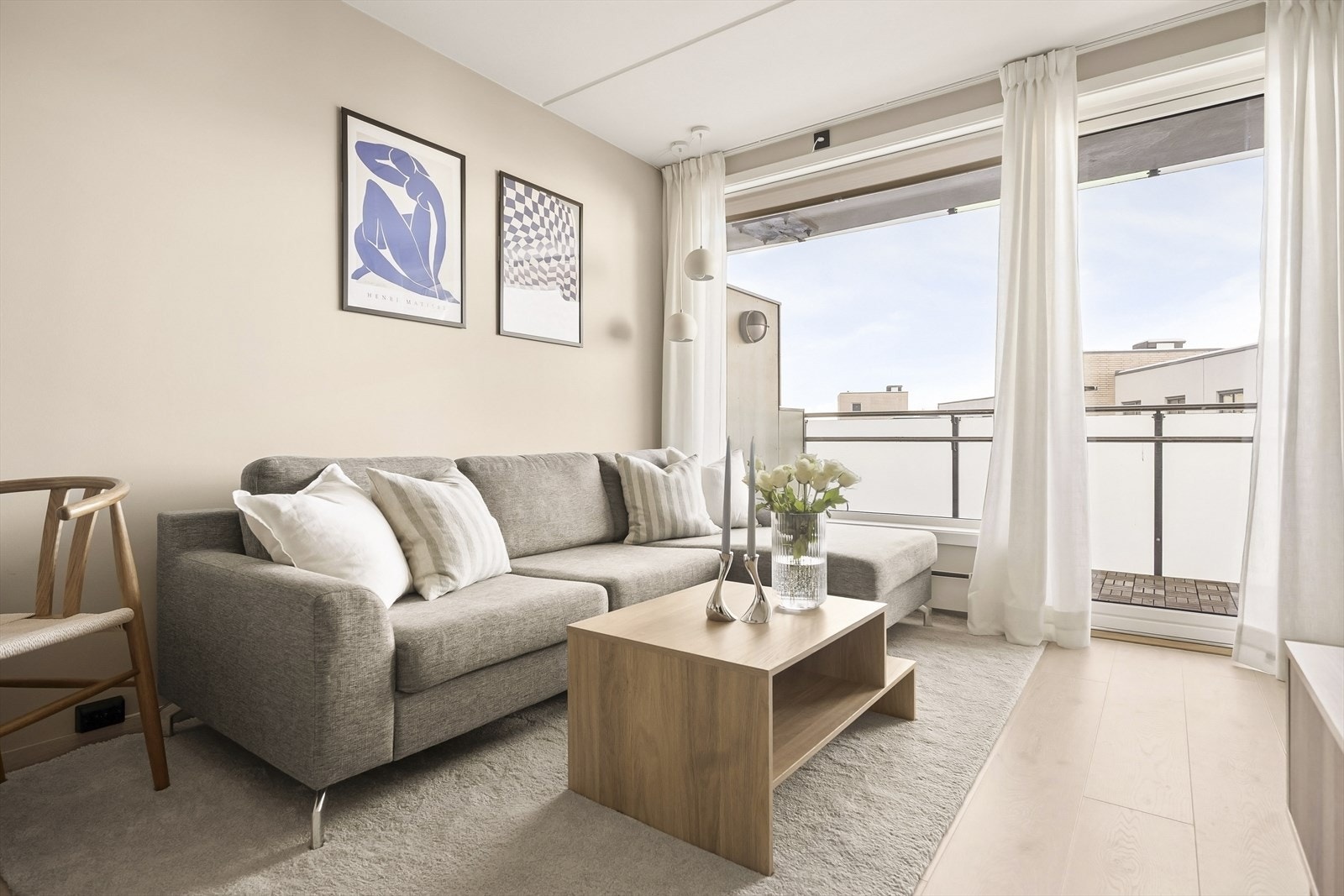 Rommet har god plass til en sofagruppe, og store vindusflater slipper inn rikelig med lys. Galleribilde