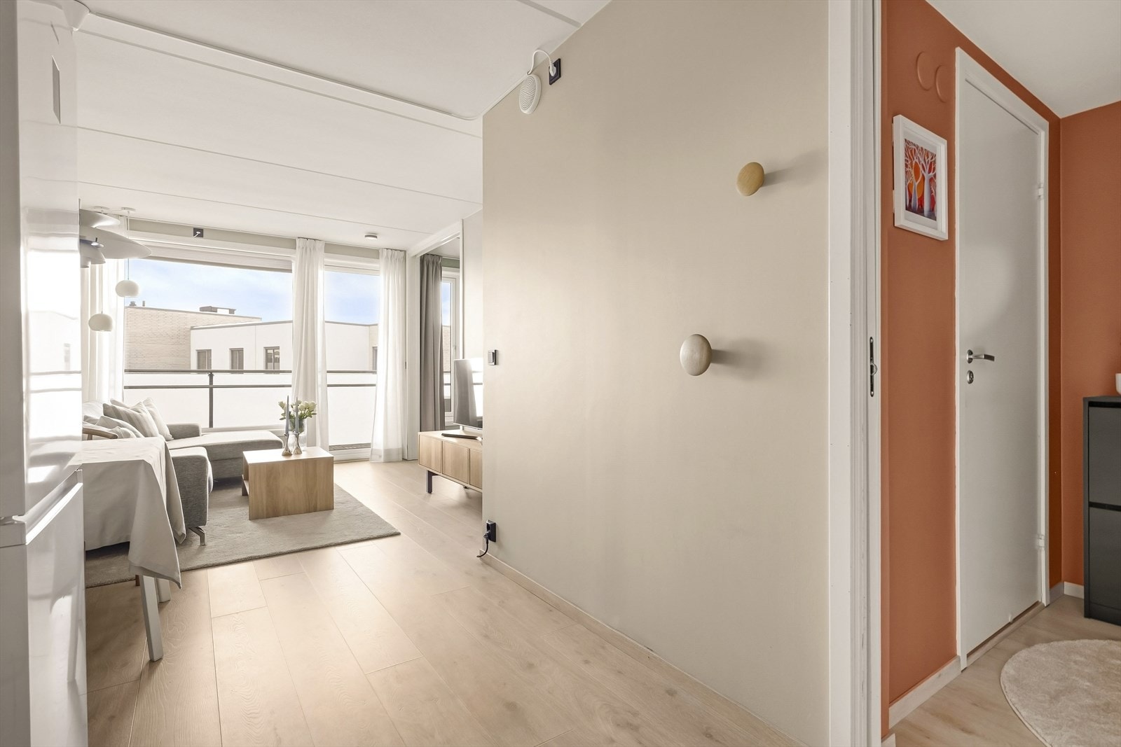 Stuen er det sentrale rommet, med gjennomgående laminatgulv som ble lagt i 2025. Galleribilde