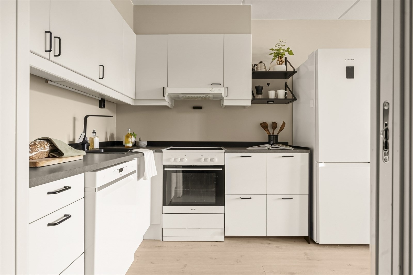 Kjøkkenet ble utvidet i 2025 og har opplegg og plass til komfyr, oppvaskmaskin og frittstående kjøleskap. Galleribilde