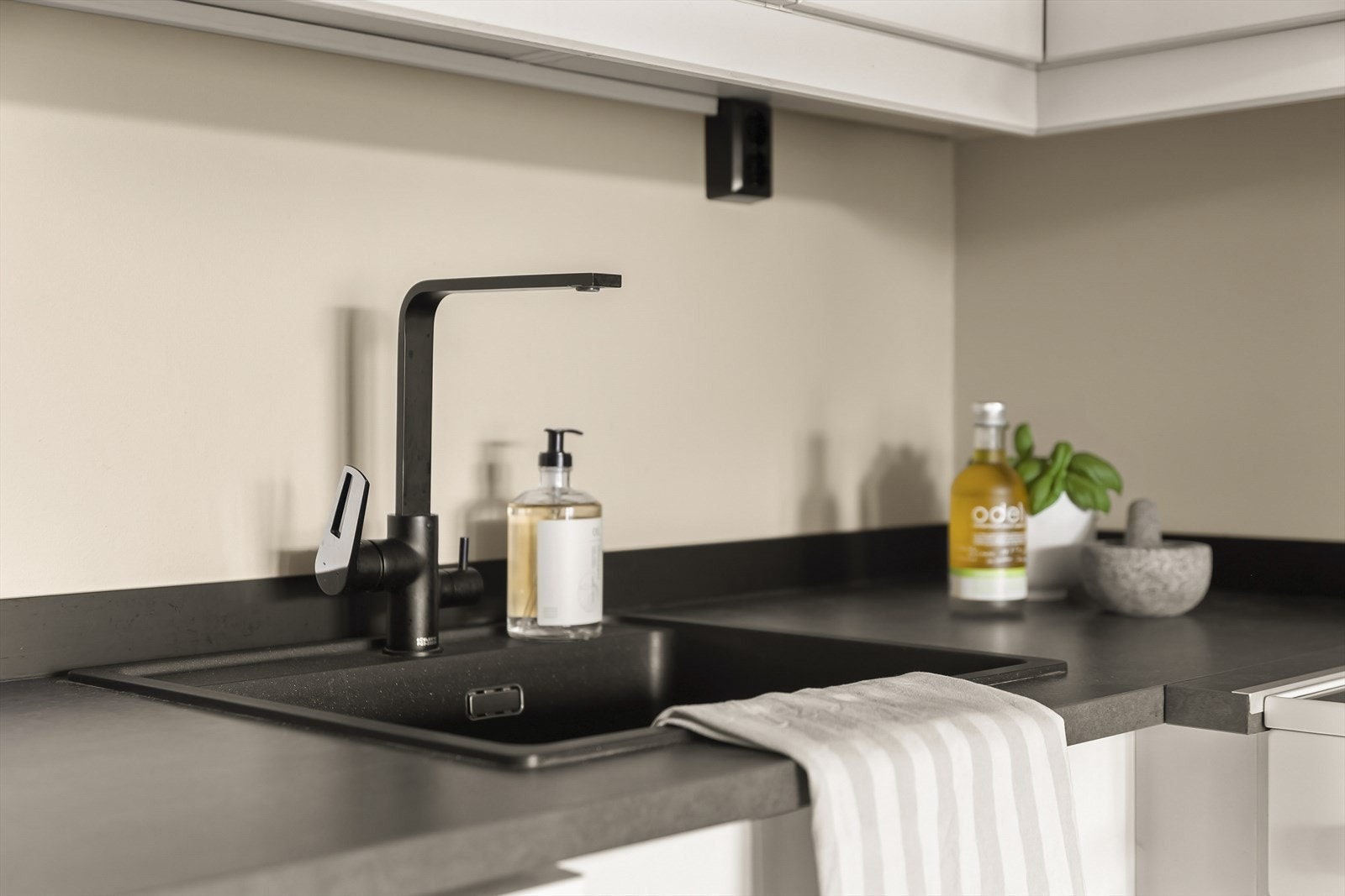 Moderne ettgreps blandebatteri og nedfelt kum i en slitesterk laminatbenkeplate. Galleribilde