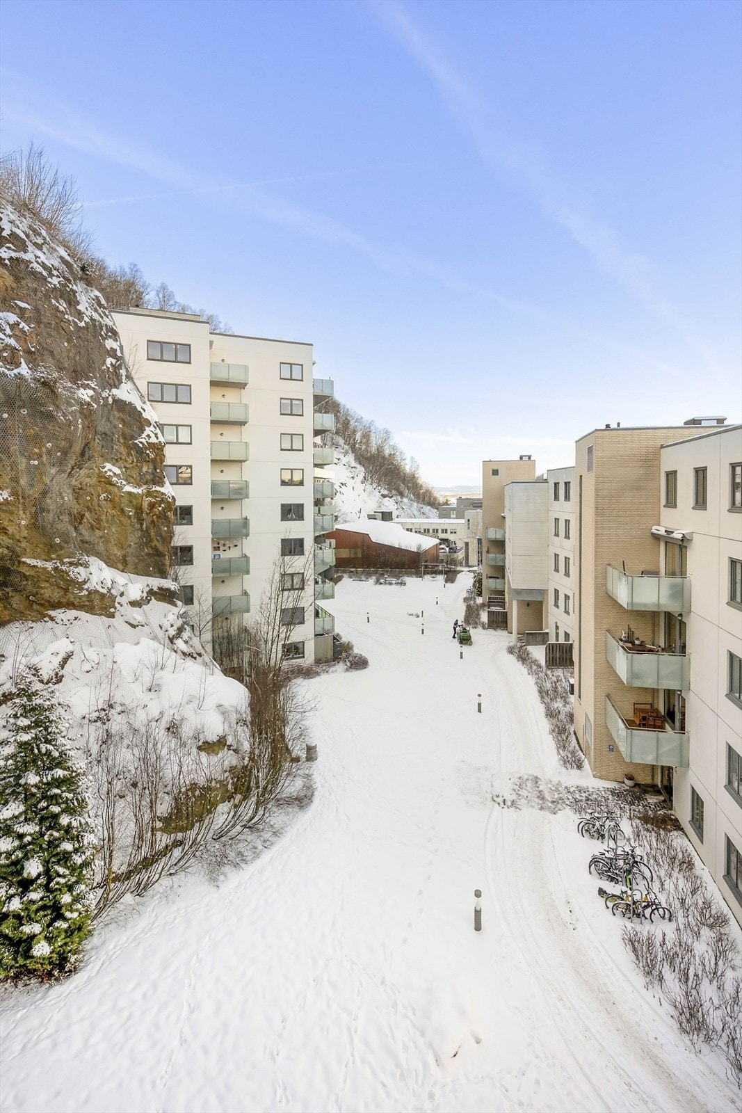 Fellesområdene er pent opparbeidet med interne stikkveier og beplantning. Galleribilde