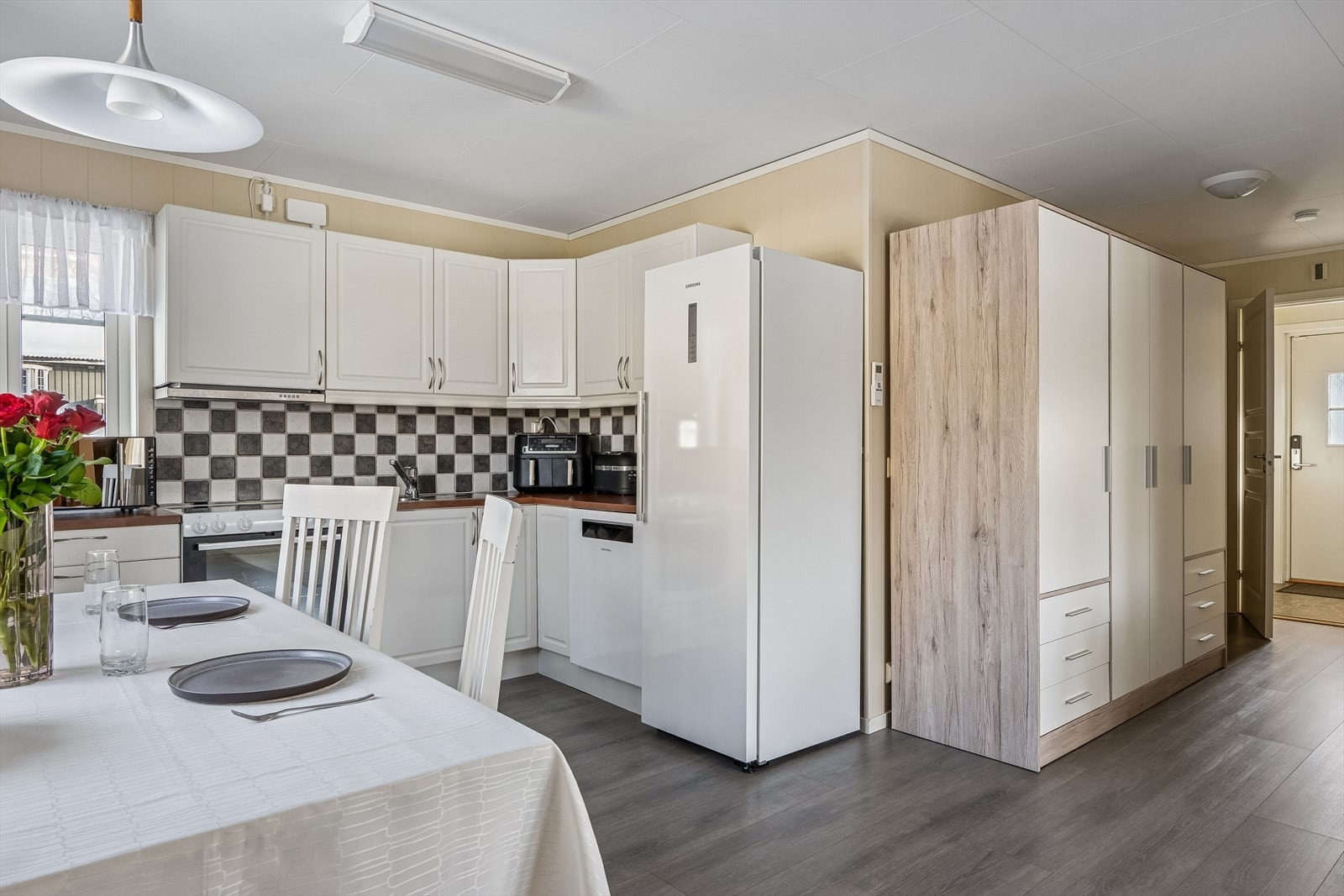 Åpen løsning mellom kjøkken og stue. Galleribilde