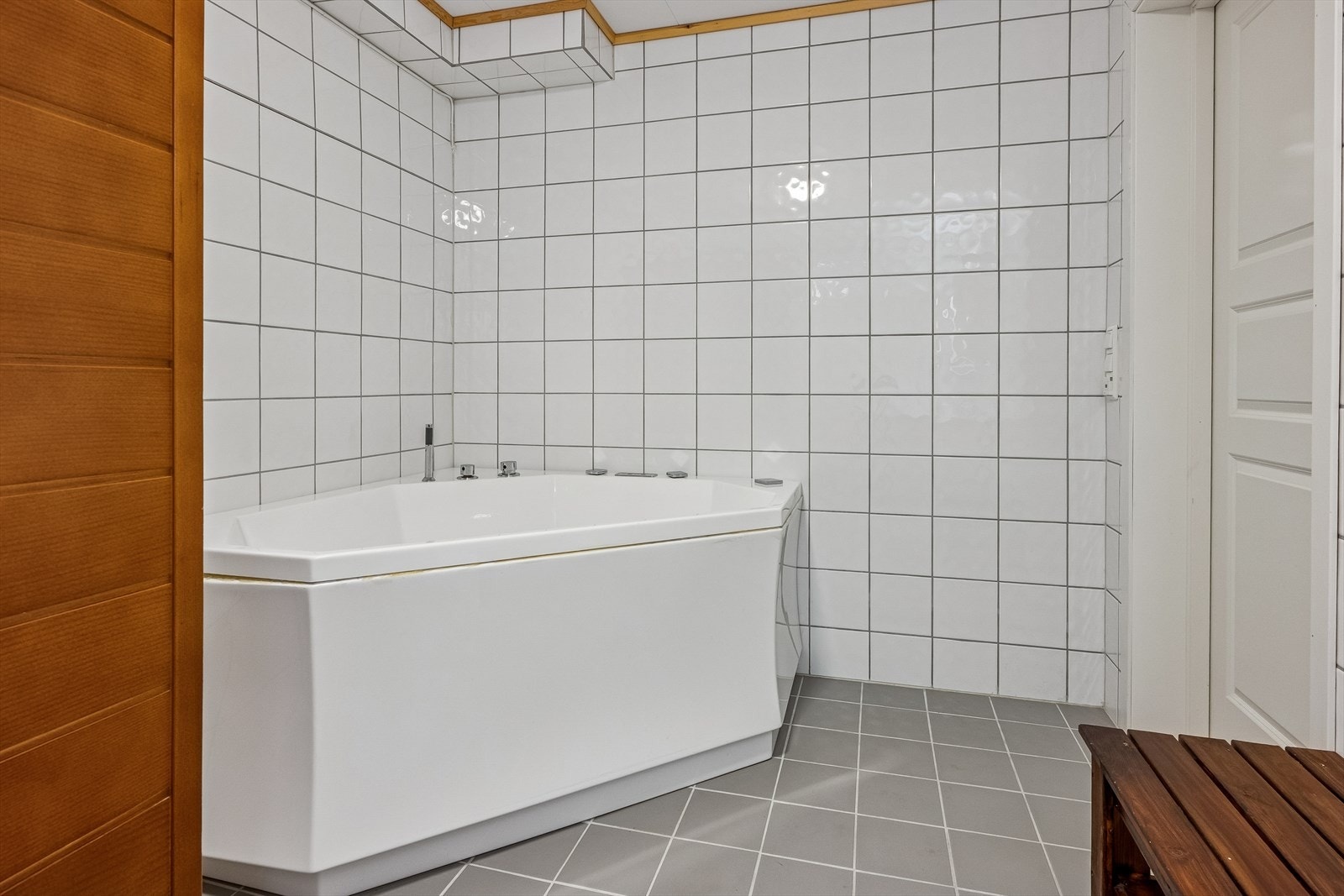 Bad i sokkel. Varmekabler i gulv. Galleribilde