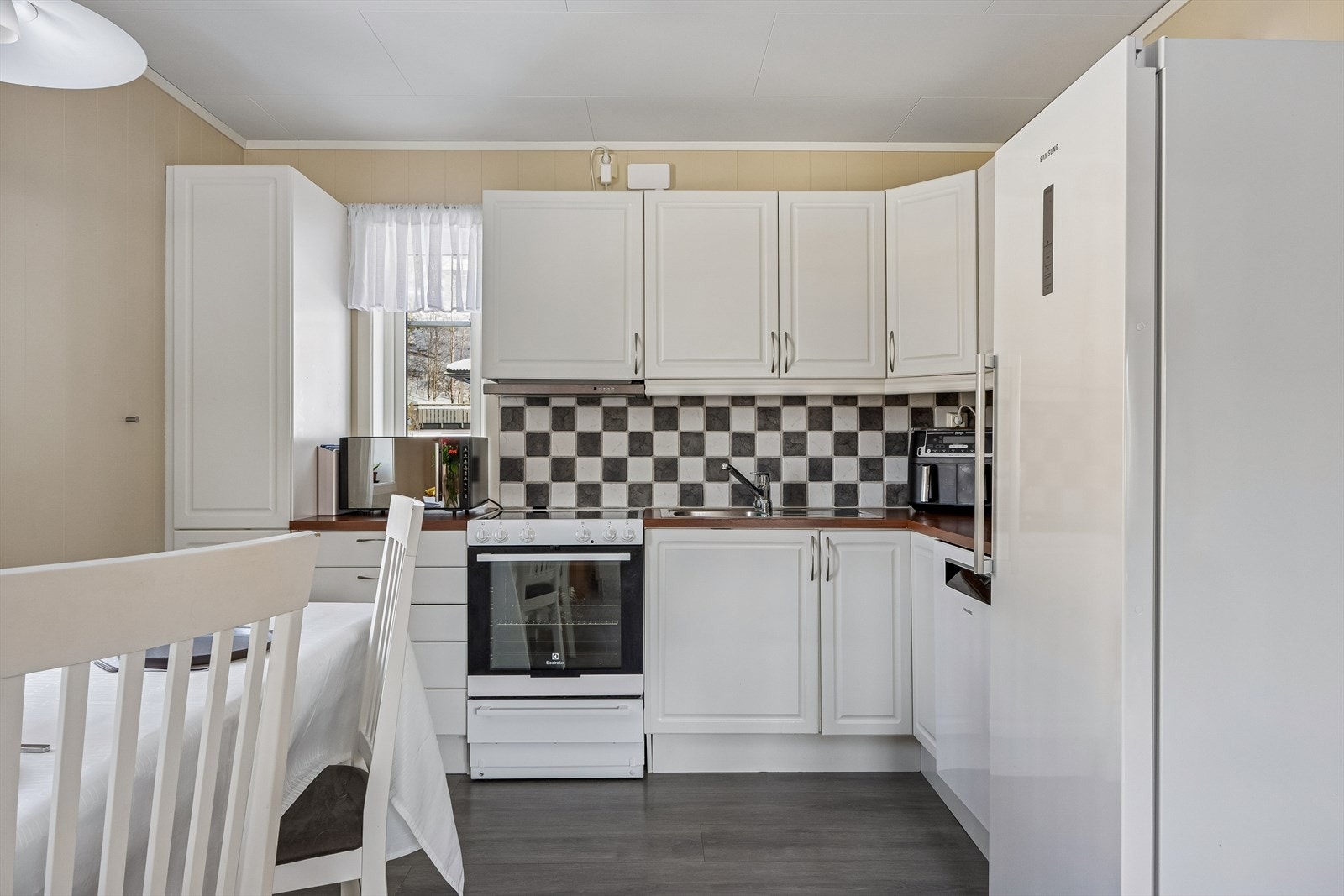 Åpen løsning mellom kjøkken og stue. Galleribilde