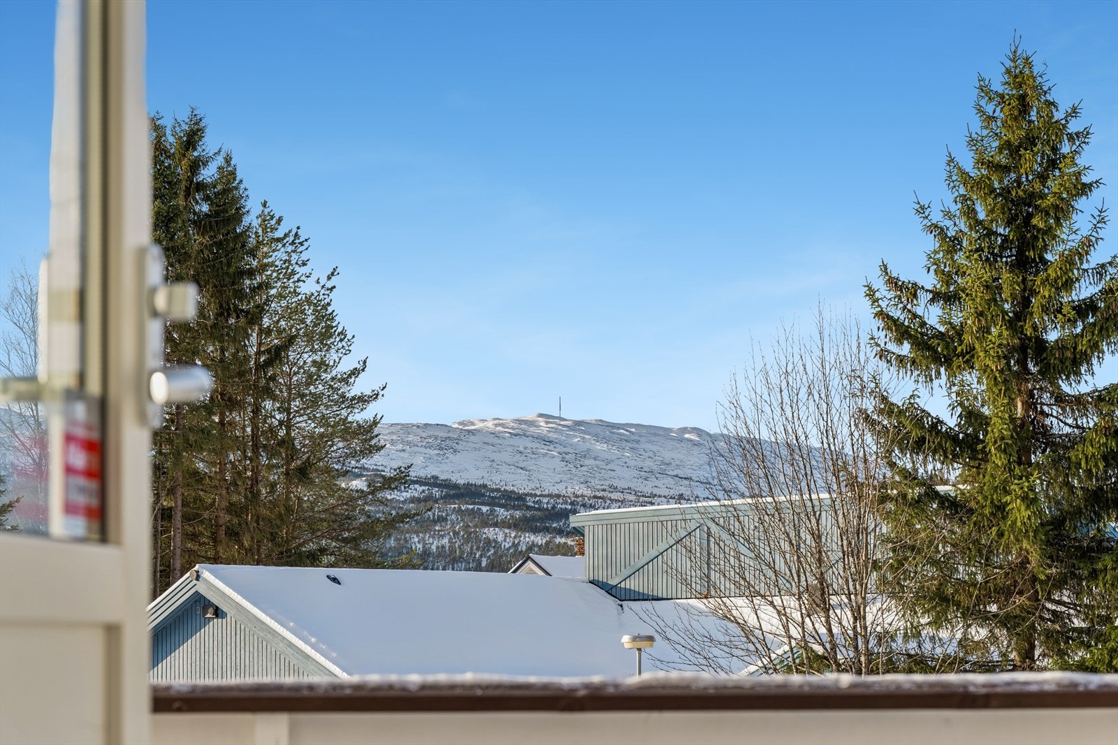 Flott utsikt fra boligen mot Geitfjellsenderen. Galleribilde