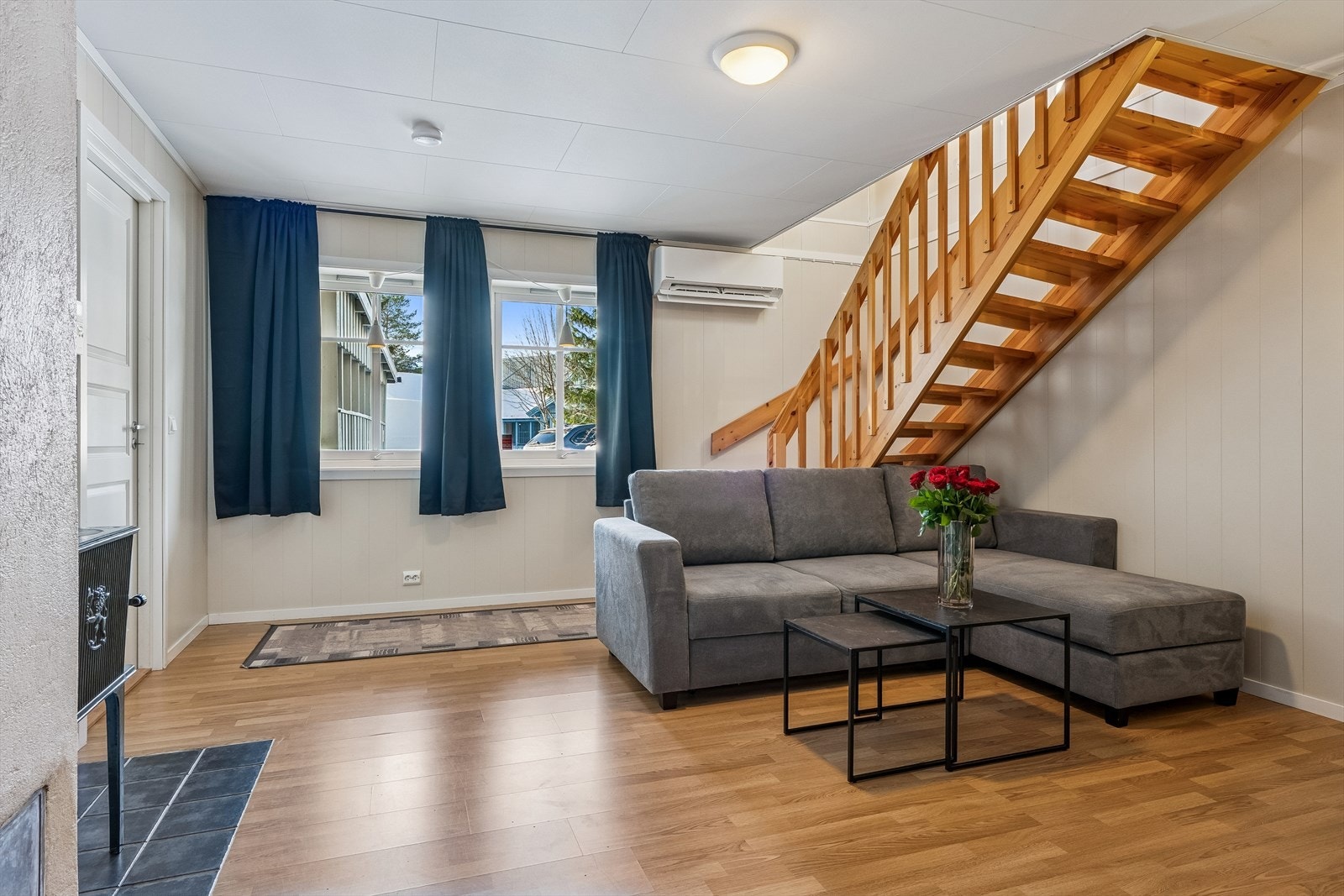 Kjellerstue med varmepumpe og vedovn. Galleribilde