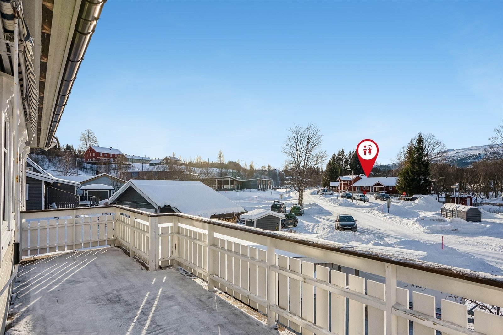 Gode lys og solforhold på terrasse. Gangavstand til barnehage. Galleribilde