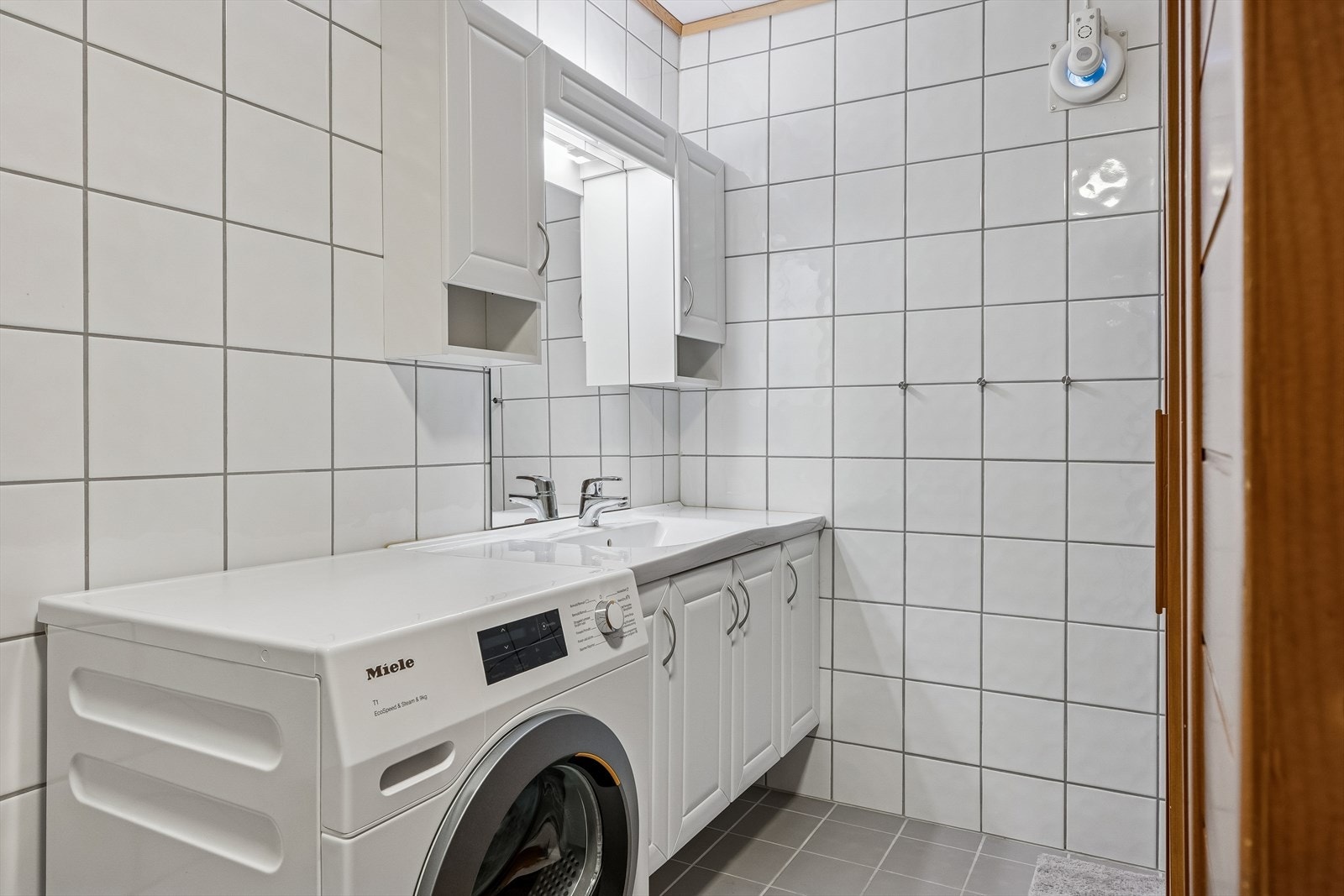 Bad i sokkel. Galleribilde