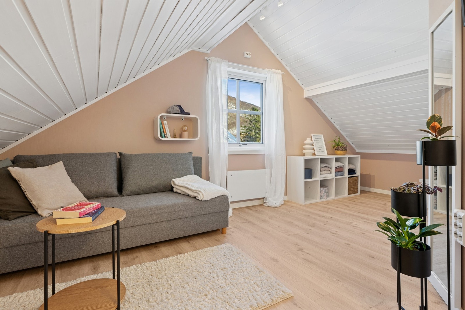Her er det et romslig soverom og en bod. Galleribilde