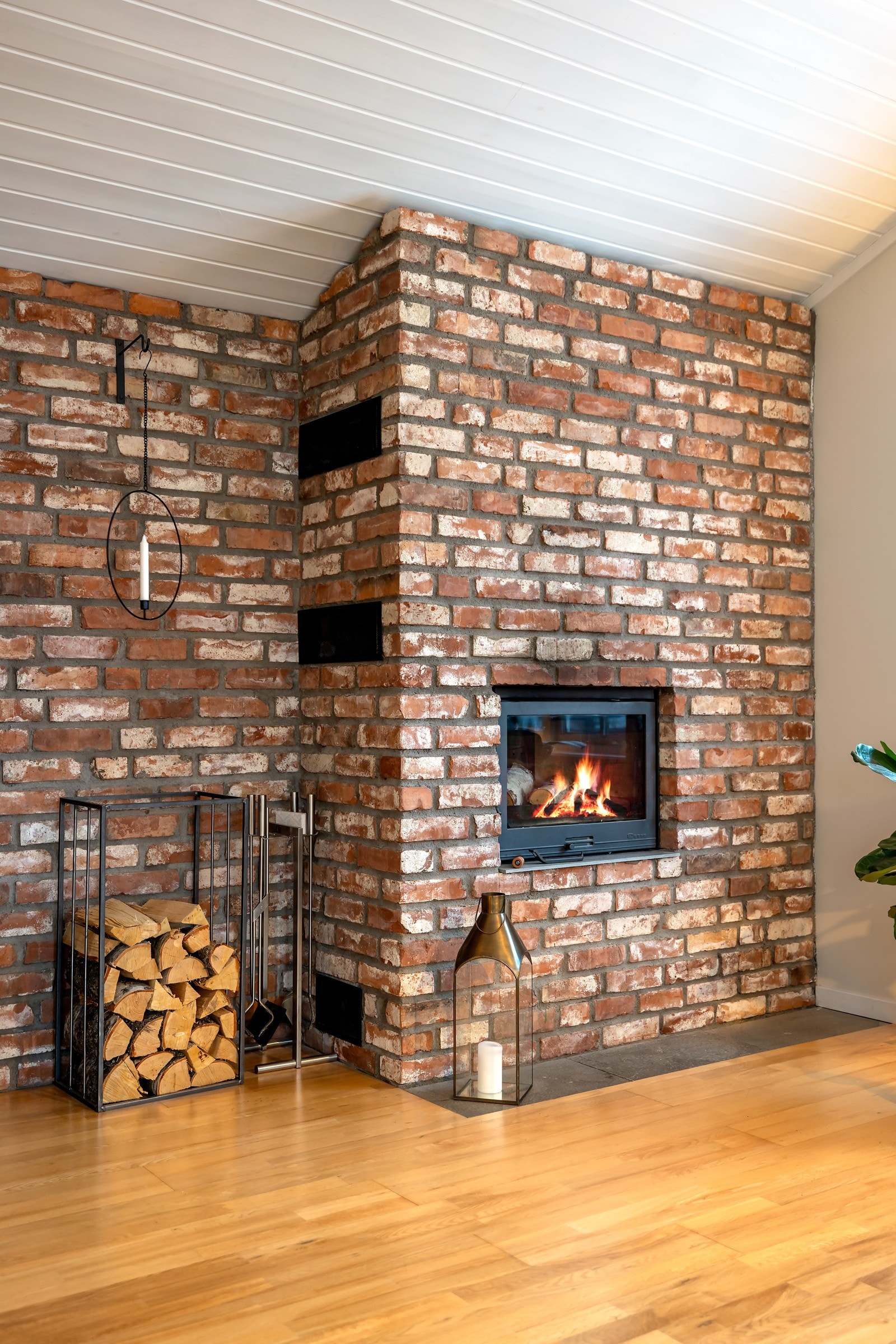 Den flotte teglsteinspeisen utgjør et naturlig midtpunkt i rommet og tilfører både varme og karakter. Galleribilde
