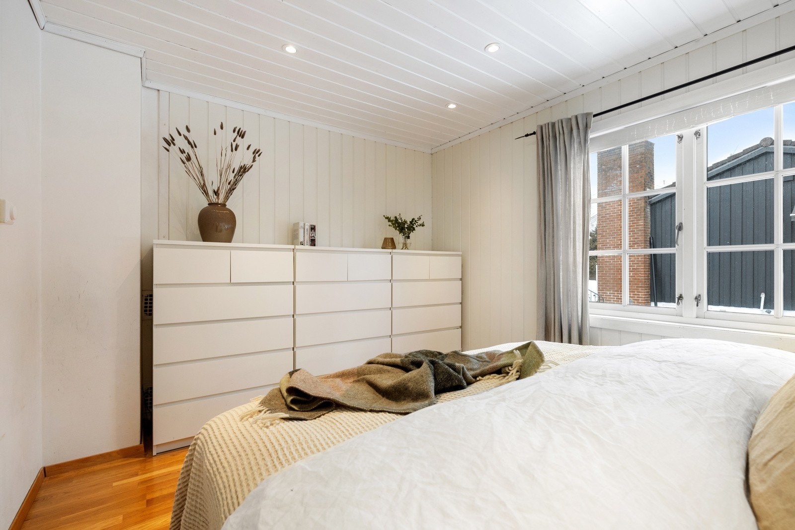 Rommet fremstår lyst og behagelig med vinduer som slipper inn godt med dagslys. Det er også plass til oppbevaringsløsninger som kommode eller garderobeskap. Galleribilde