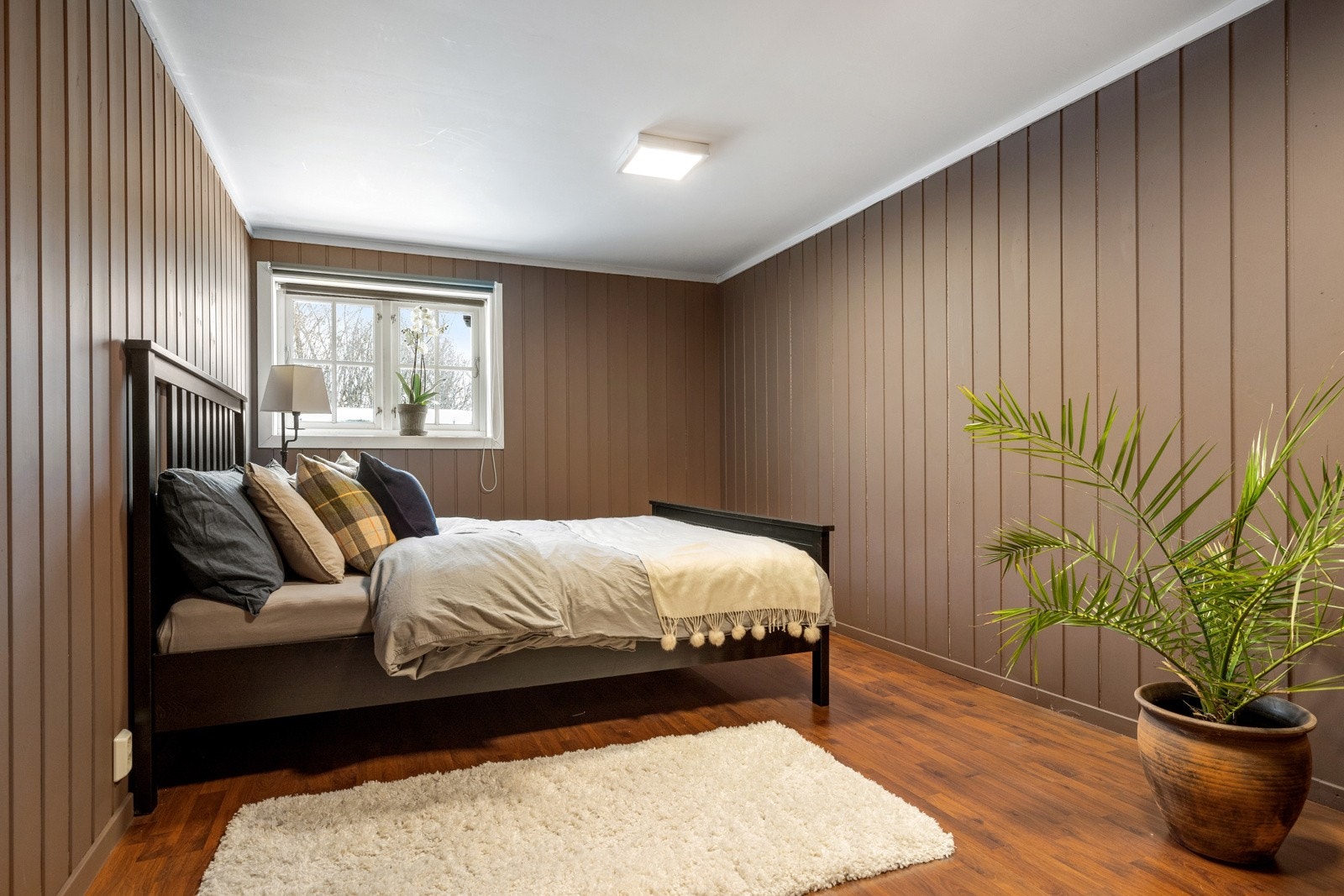 I underetasjen ligger ytterligere ett soverom, som gir en mer skjermet sone i boligen. Dette passer godt som ungdomsrom, gjesterom eller eventuelt kontor. Galleribilde