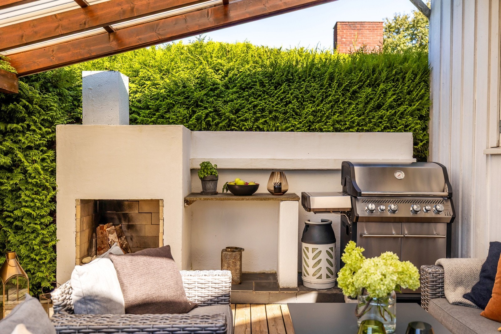 Terrassen er utstyrt med både utekjøkken og peis, som legger til rette for sosiale kvelder og lange sommersesonger utendørs. Galleribilde