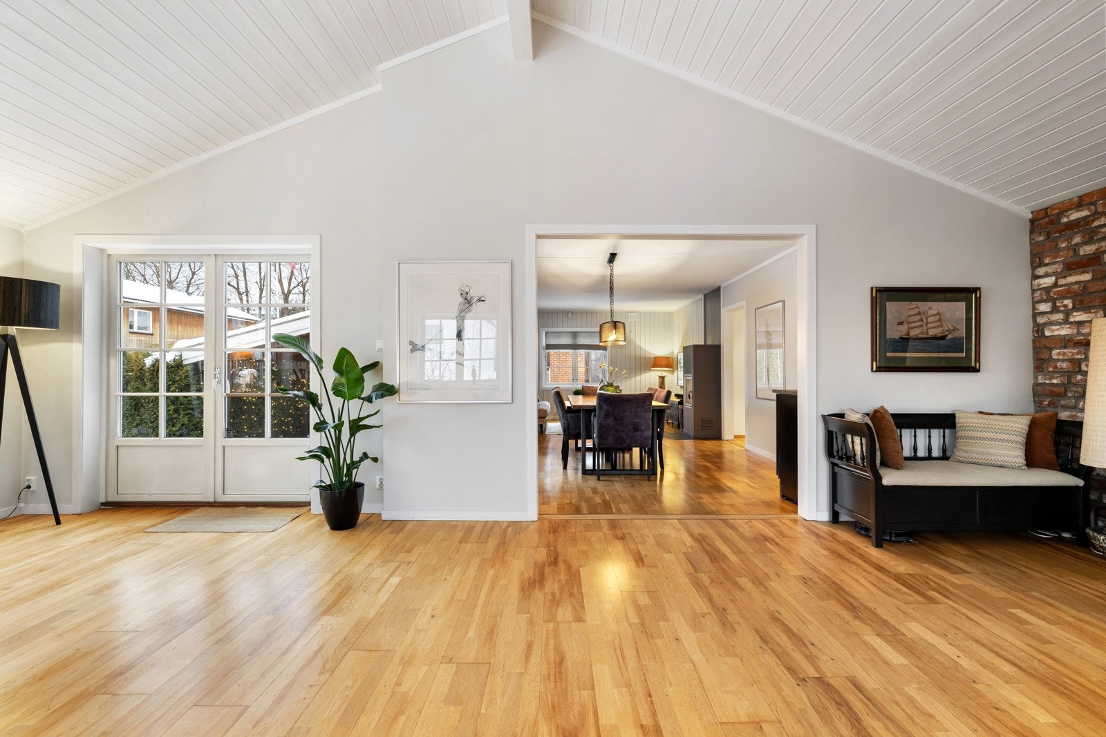 Fra stuen har du utgang til en romslig og skjermet terrasse. Galleribilde