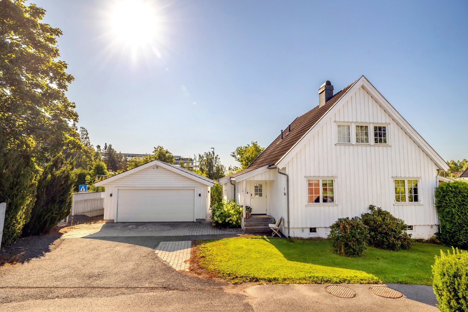 Garasje med elbillader gir enkel og praktisk parkering. Galleribilde