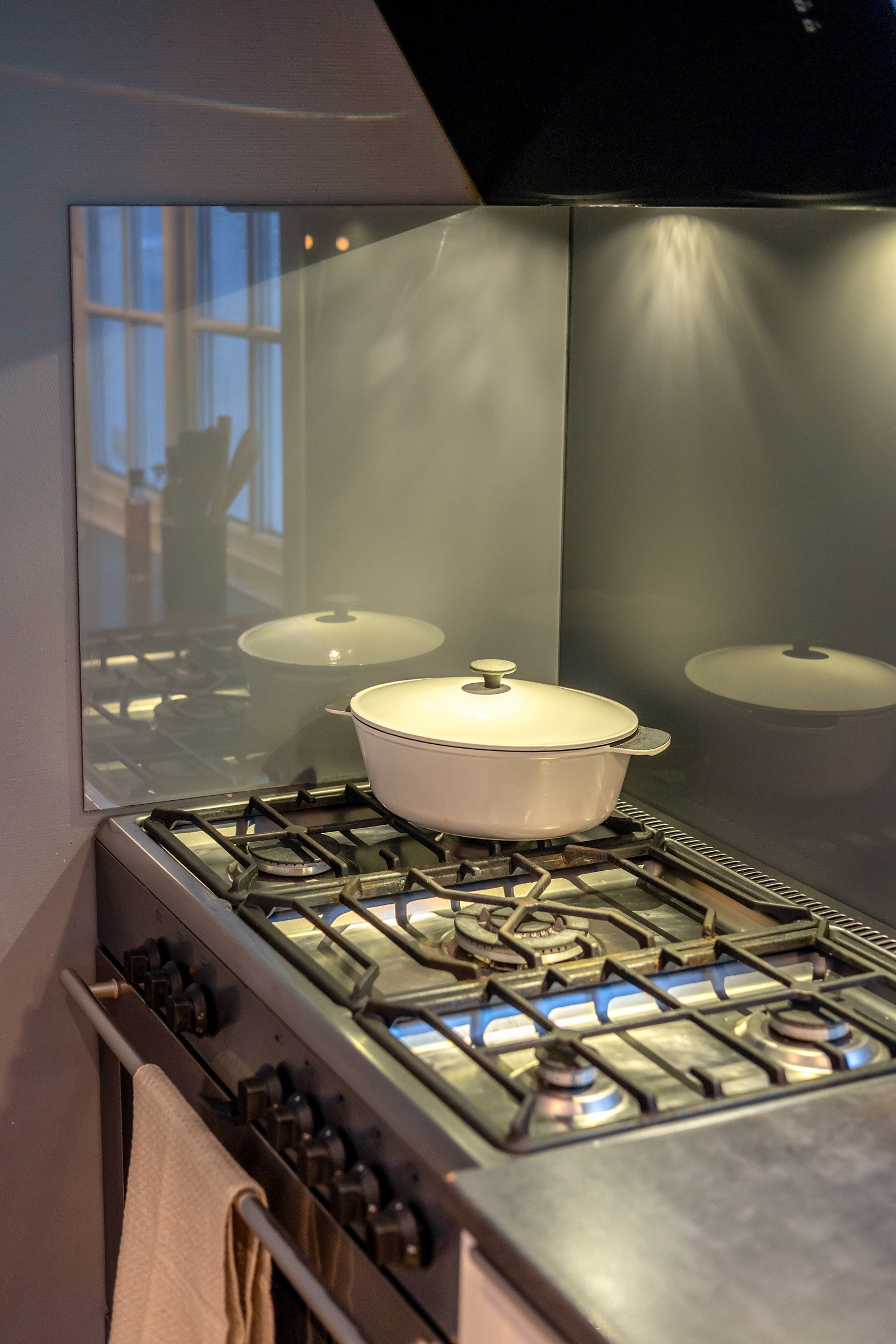 Det er montert belysning under overskapene. Galleribilde