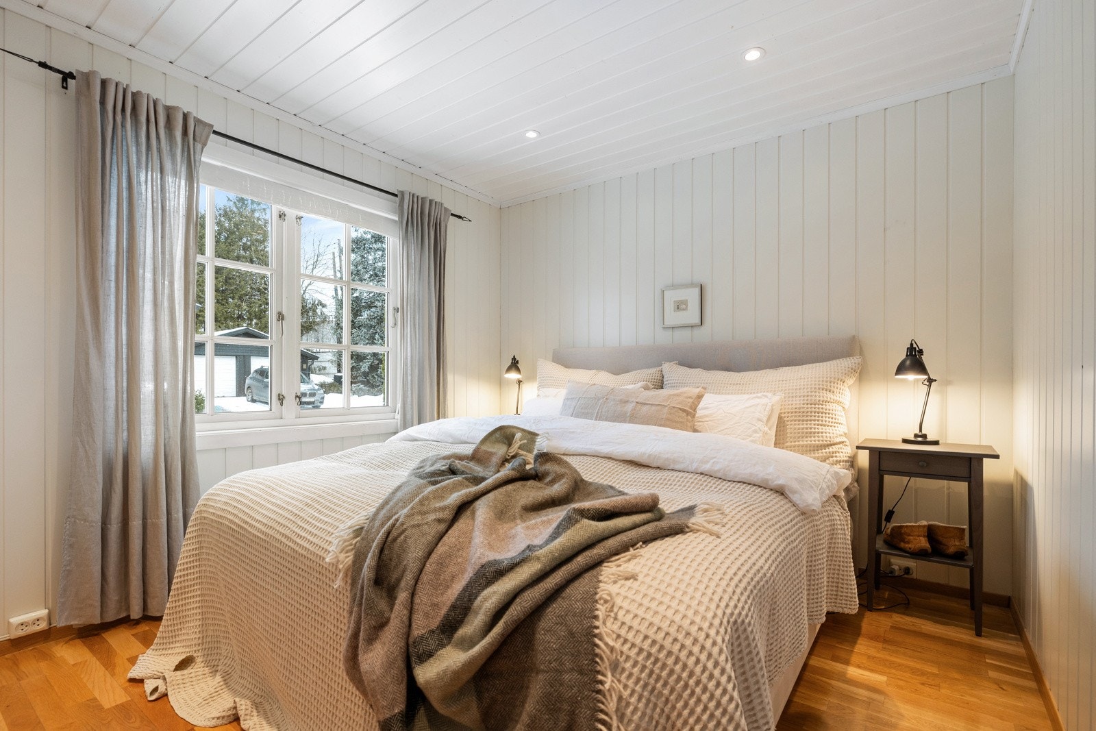 Hovedsoverommet ligger i boligens første etasje og har god plass til dobbeltseng med tilhørende nattbord og øvrig møblement. Galleribilde