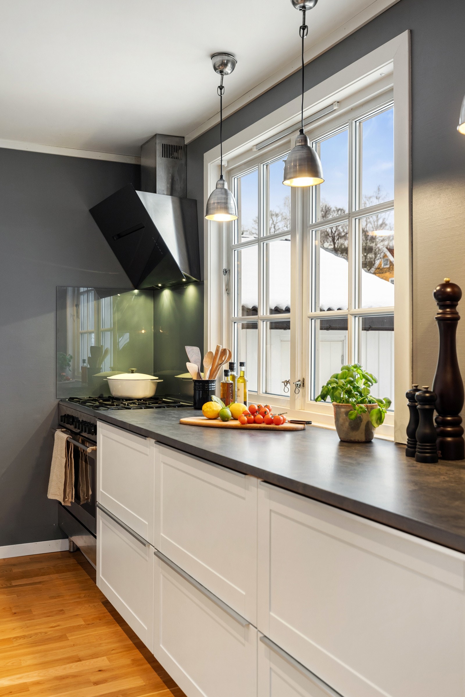 Vinduer over benk slipper inn godt med dagslys og bidrar til en lys og trivelig arbeidsplass. Galleribilde