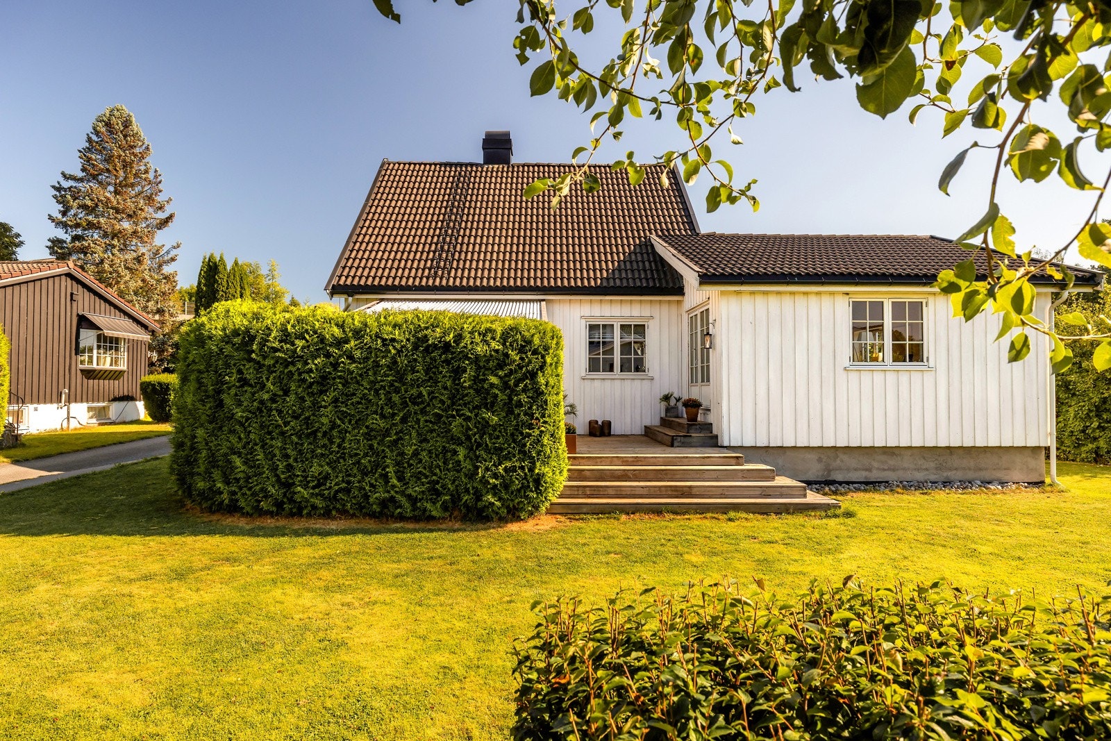 Eiendommen har en stor og pent opparbeidet tomt med flotte uteplasser, ideelt for barnefamilier. Galleribilde