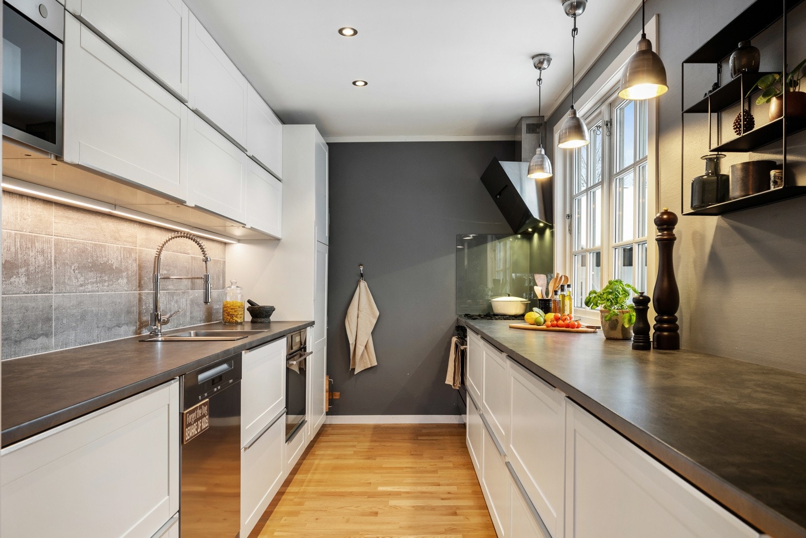 Kjøkkenet ligger i direkte tilknytning til spisestuen, noe som gir en god flyt. Galleribilde