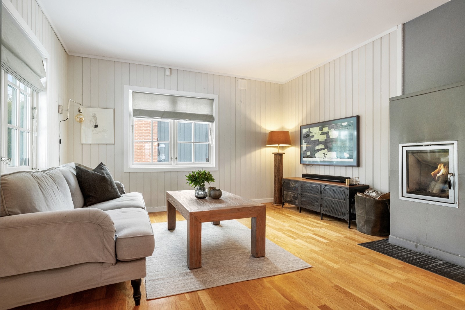 Spisestuen er utstyrt med en peis. Galleribilde