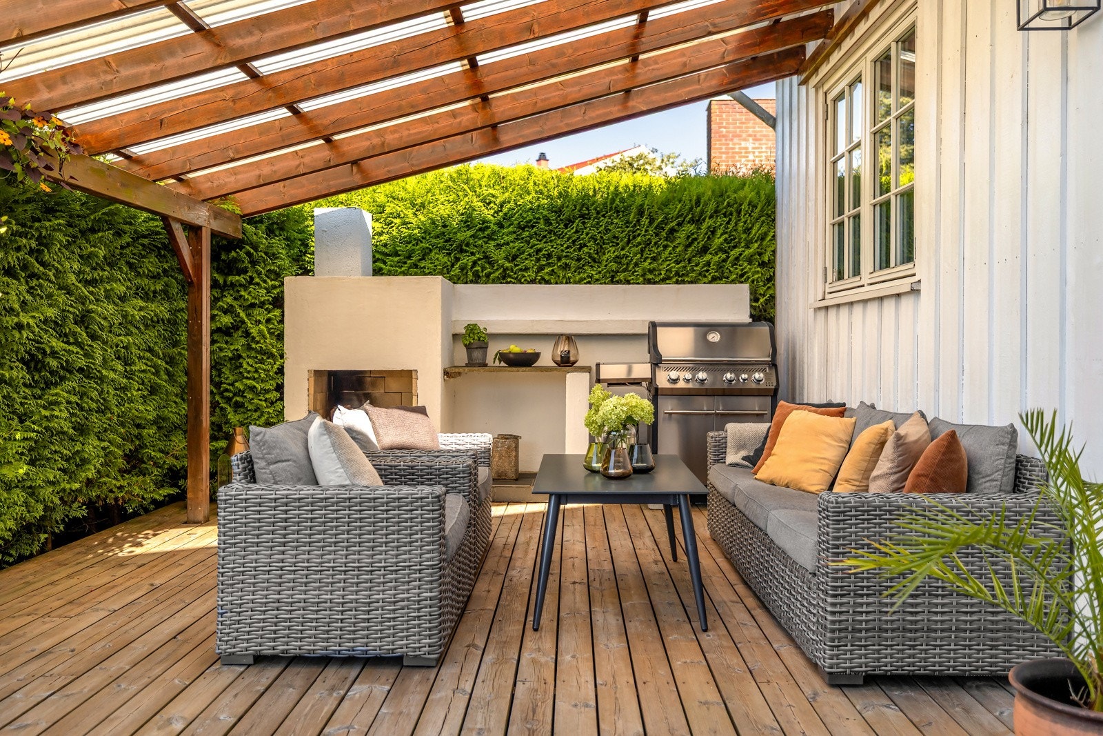 Terrassen er delvis overbygget, noe som gir gode møbleringsmuligheter og gjør uteplassen anvendelig uavhengig av vær. Galleribilde