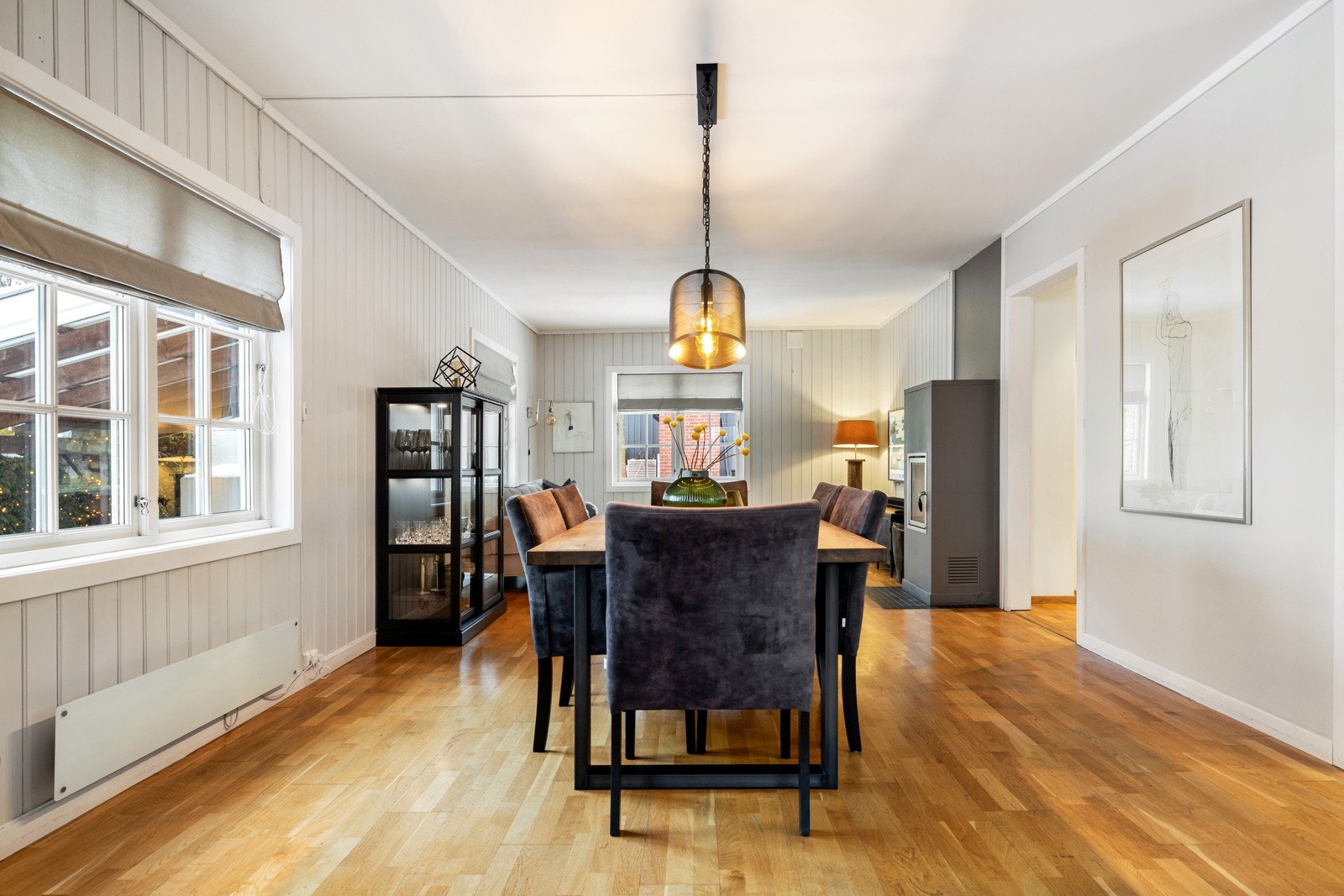 Fra stuen kommer du også inn til en romslig spisestue, noe som gir en sosial og helhetlig løsning mellom oppholdsrommene. Galleribilde