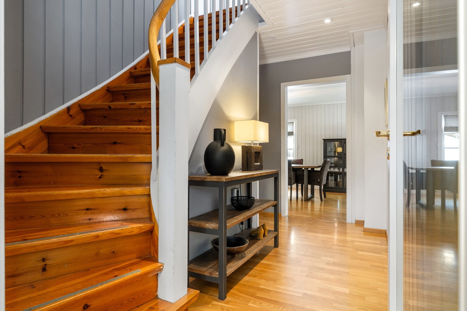 Fra entréen ledes du videre inn i gangen som er et hyggelig bindeledd til boligens øvrige oppholdsrom. Galleribilde