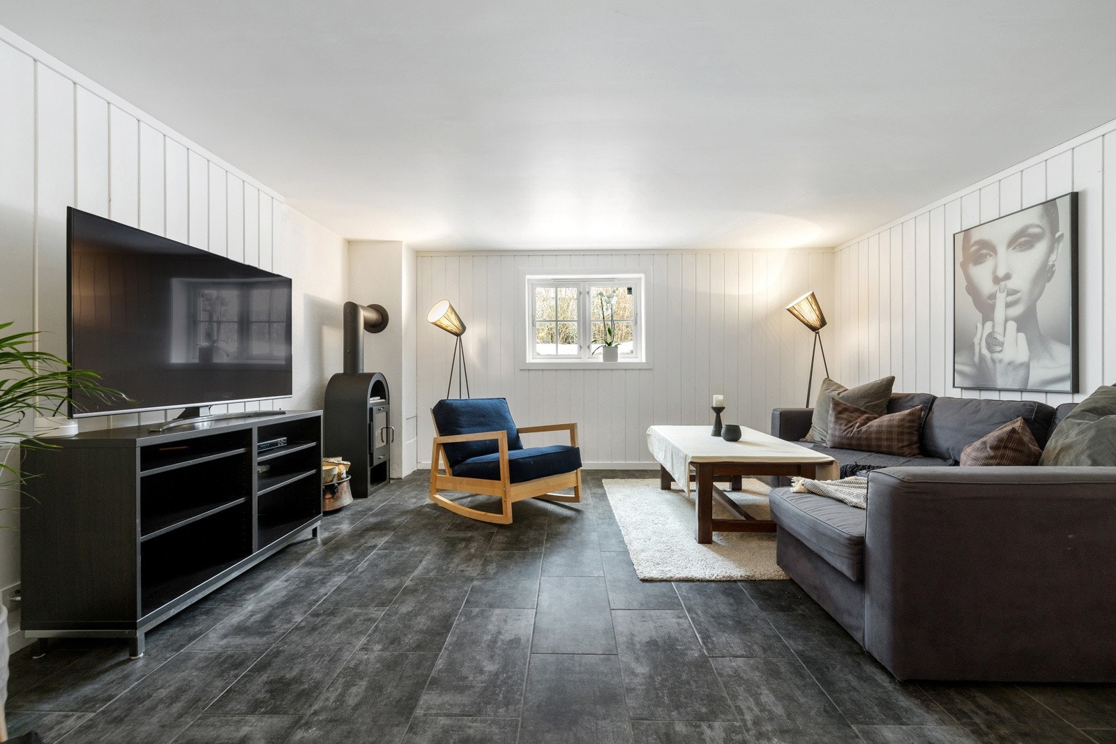 I underetasjen er det en romslig kjellerstue smed gode møbleringsmuligheter. Galleribilde