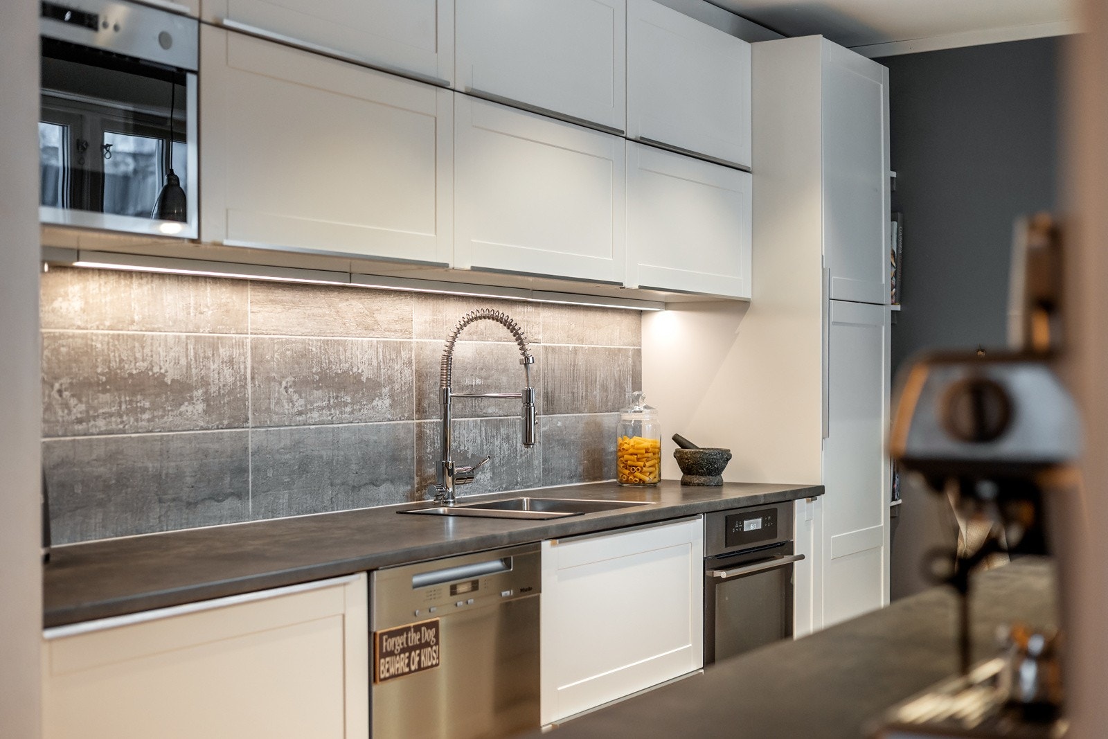 Kjøkkenet har en praktisk og funksjonell utforming med gode arbeidsflater og rikelig med skapplass. Galleribilde