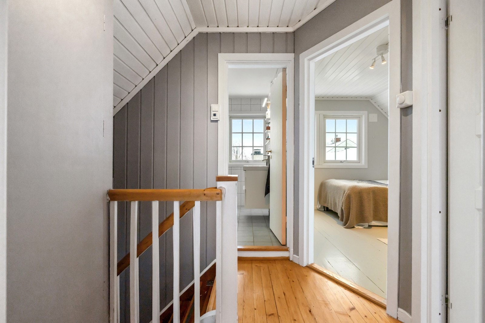 Boligen har fem romslige soverom fordelt over tre plan, noe som gir en fleksibel og familievennlig romløsning. Galleribilde