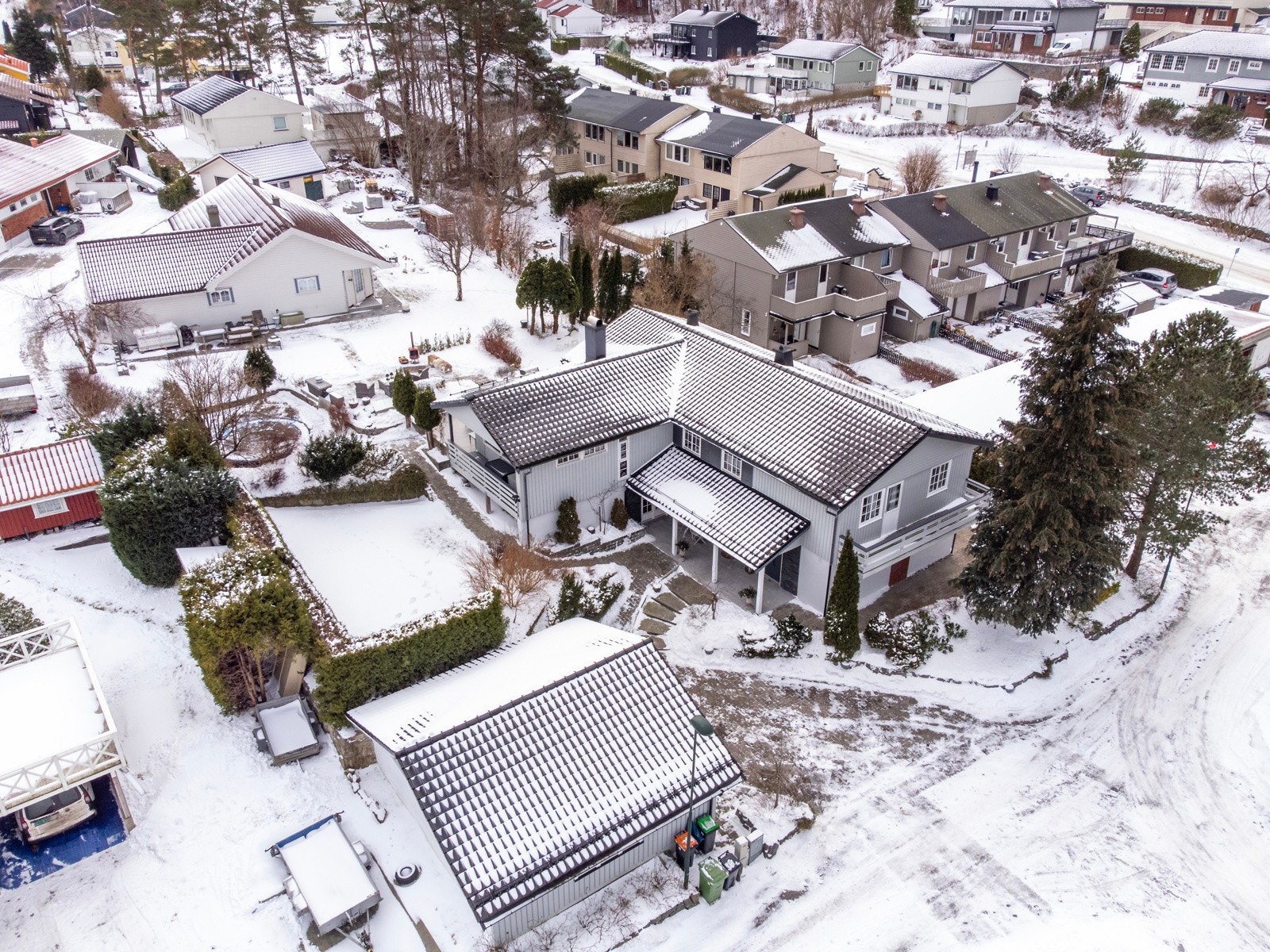 Boligen er godt egnet for en storfamilie med behov for god plass og fleksible løsninger. Underetasjen har egen inngang og hage på vestsiden, og gir gode muligheter for å innrede en separat leilighet eller en selvstendig del av boligen Galleribilde