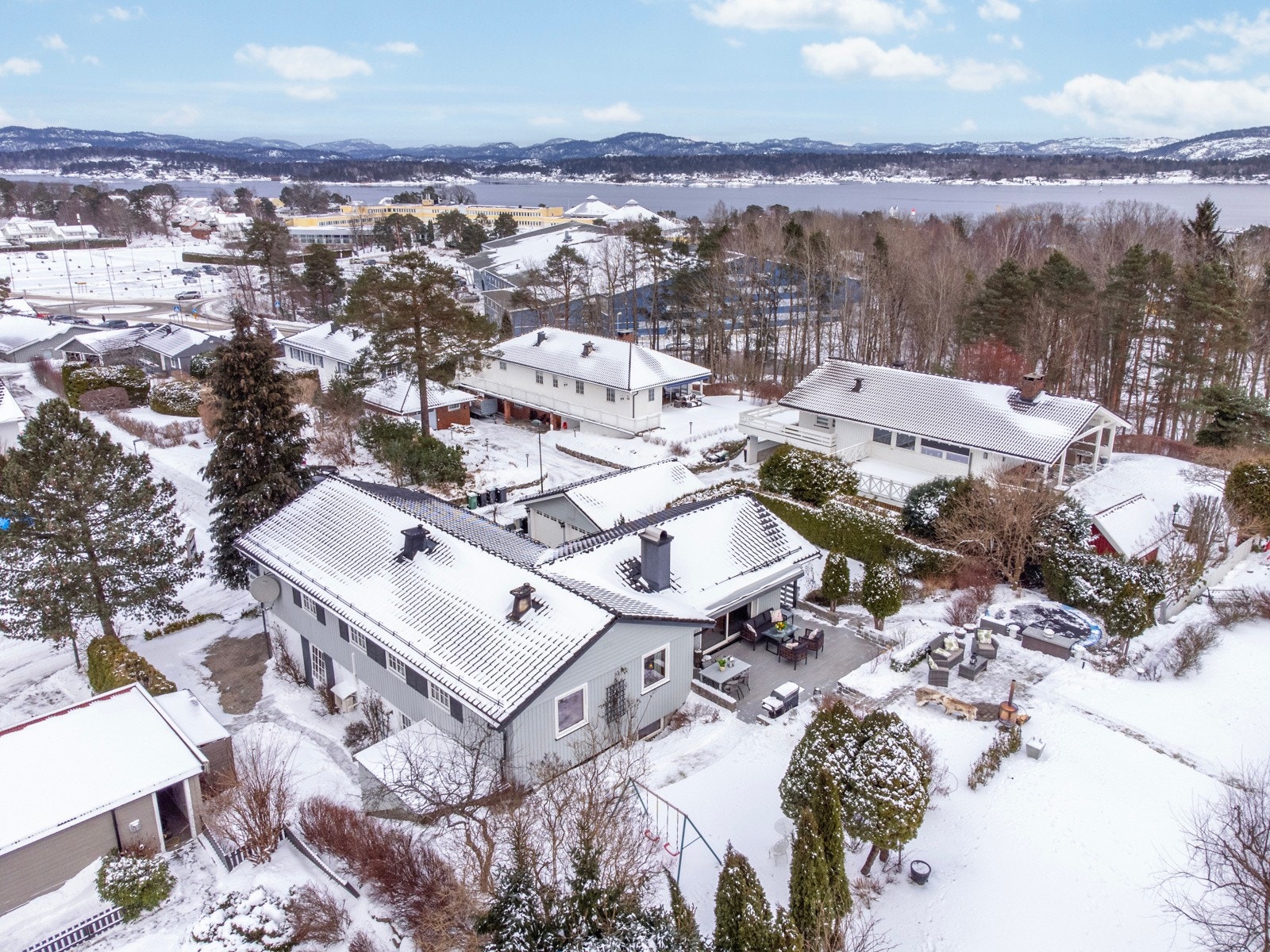 Boligen ligger i et populært og veletablert boligområde i Baneåsen, med kort vei til skoler, barnehager, butikker, Skjærgårdshallen, Badeparken og Langesund sentrum. Galleribilde