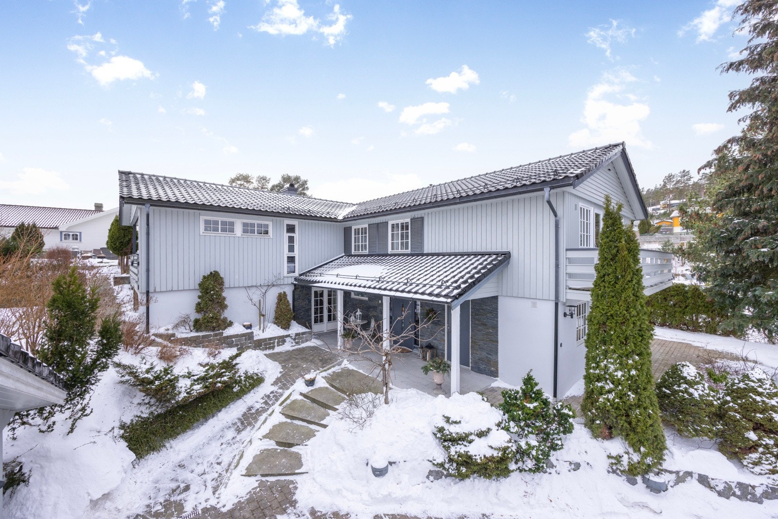 Denne romslige eneboligen på 260 kvm har 7 soverom, 2 bad, 2 stuer, kontor og dobbel garasje Galleribilde