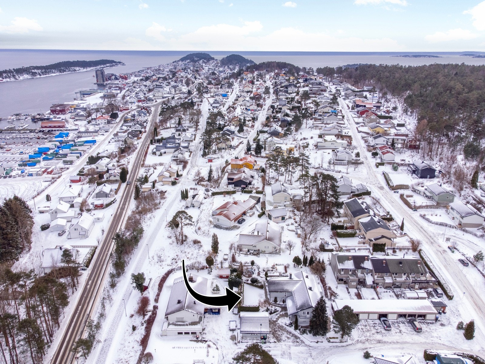 Området er barnevennlig og bebodd av mennesker i alle aldre, og byr på flotte turmuligheter både sommer og vinter - i skogsterreng, langs kysten og i lysløype, med skibakke, skøytedam og badeplasser rett i nærheten. Galleribilde