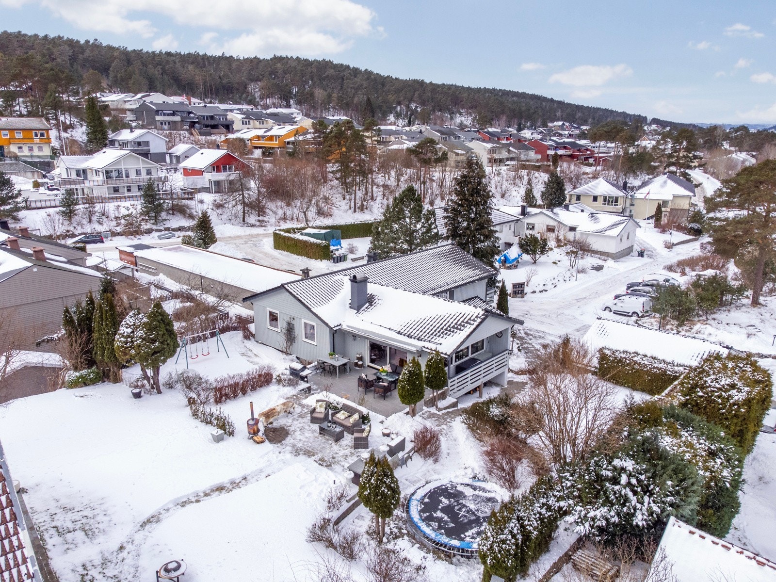 Dette er et meget stille og rolig område med lite gjennomgangstrafikk. Eiendommen ligger helt usjenert til og har en stor, solrik sitteplass vendt mot syd med svært gode solforhold. Galleribilde