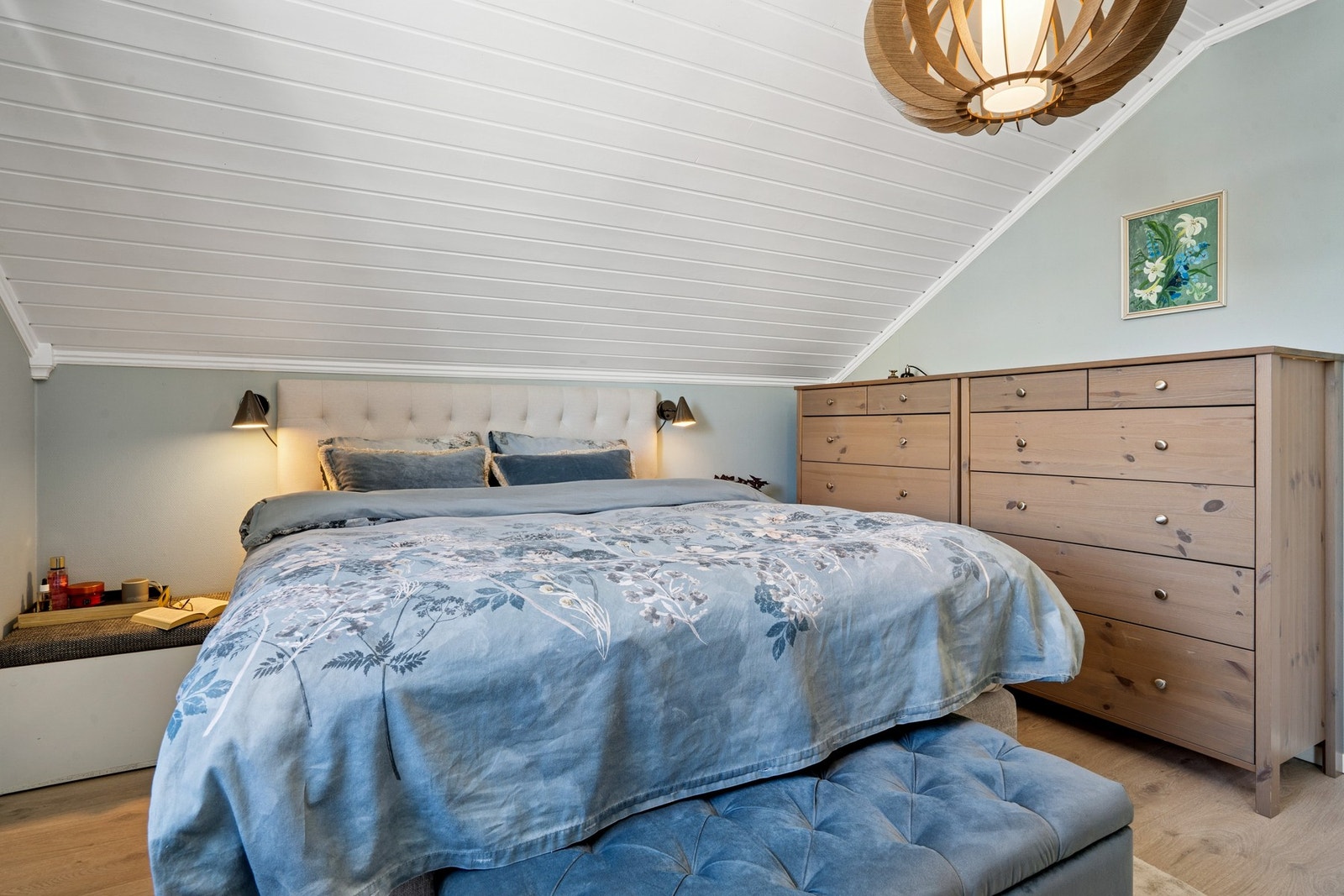 Rommet har skråtak med hvit panel, vindu som slipper inn godt med naturlig lys og god plass til møblement og dobbeltseng. Galleribilde