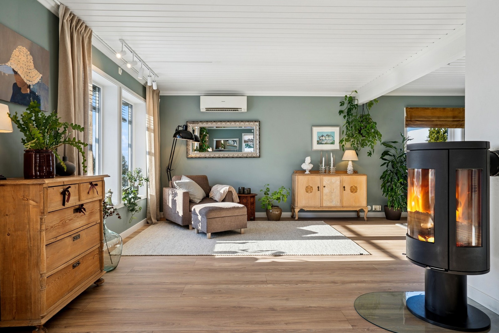 Eneboligen har en romslig stue med plass til hele familien. Stuen ligger i åpen løsning med kjøkkenet og har godt med lysinnslipp (fra 3 sider, øst sør og vest, fra morgen til kveld). Galleribilde