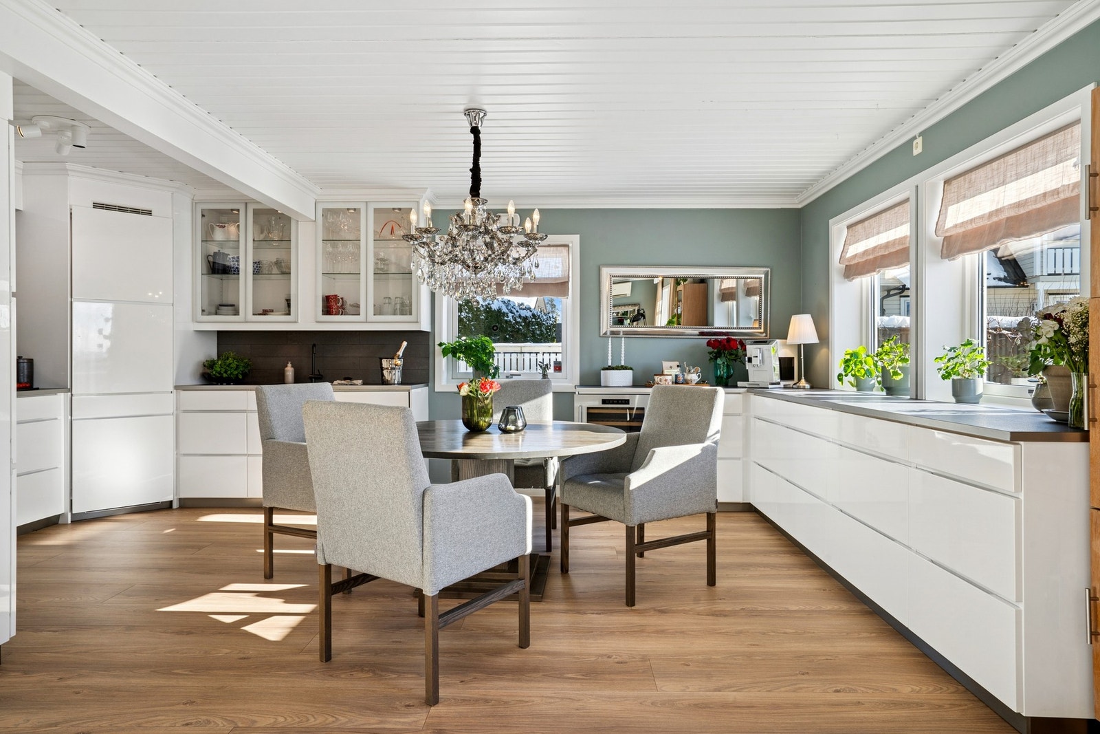 Stilrent og romslig kjøkken med moderne innredning og god plass til spisegruppe. Store vindusflater gir rikelig med naturlig lys og en lun, harmonisk atmosfære Galleribilde