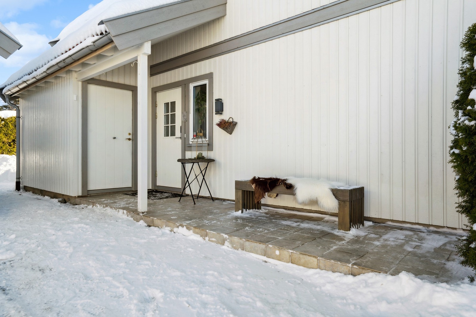 Hyggelig inngangsparti og utvendig bod tilknyttet huset. Galleribilde